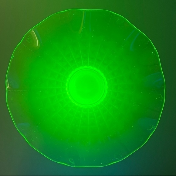 VTG Depression Uranium Vaseline Glass Fluted Ruffled Rim Centerpiece 13"x13"x4" - Picture 1 of 10